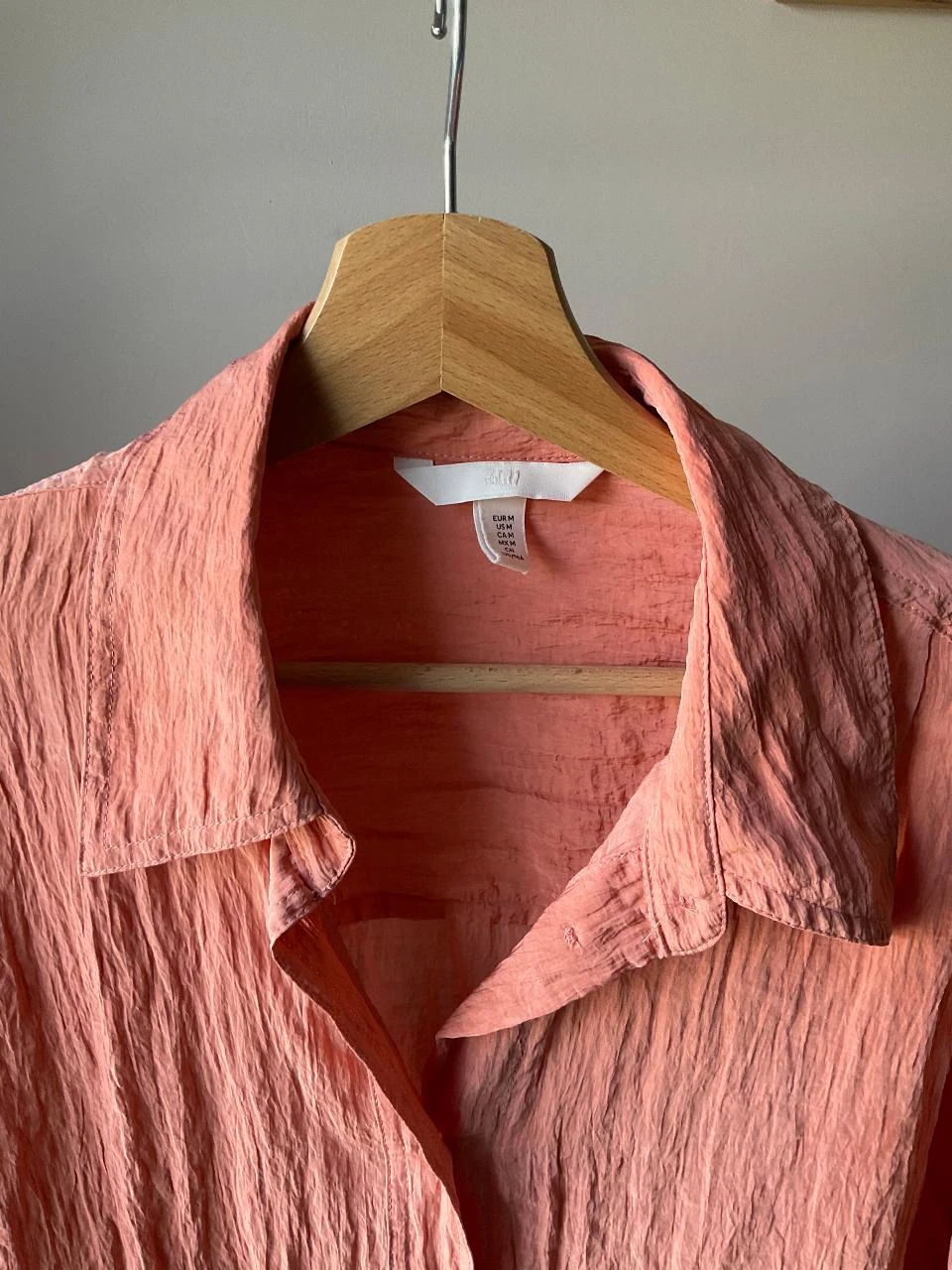 Camisa de cetim com efeito texturizado rosa coral H&M tamanho M – photo 3